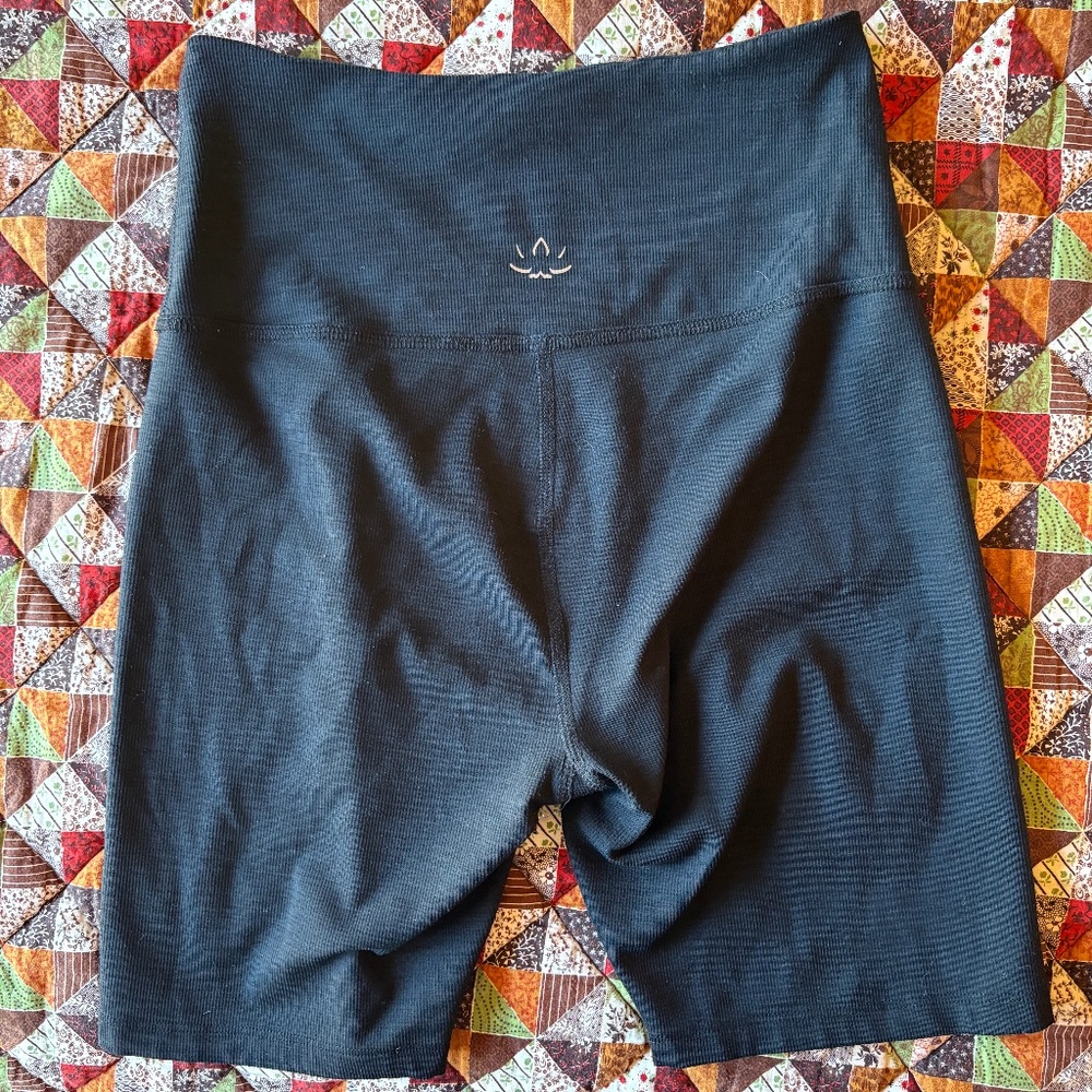 Beyond Yoga | Keep Pace Biker Shorts | Women’s size Large